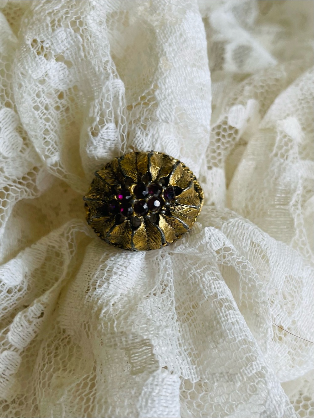 Vintage 70s Gold Tone Dome Style Purple Beaded Leaf Design Ring.